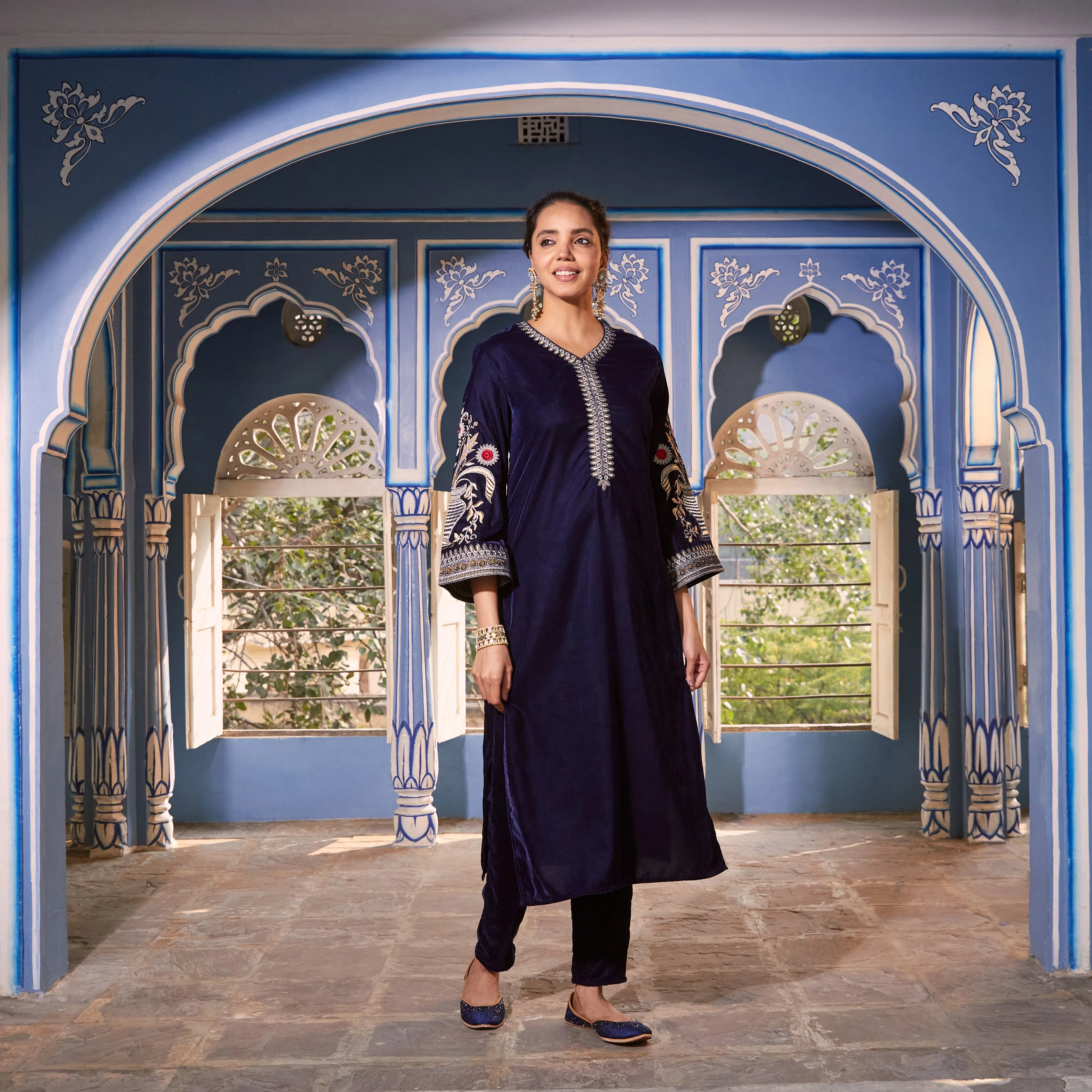 Blue Velvet Zari Embroidered Straight Kurta