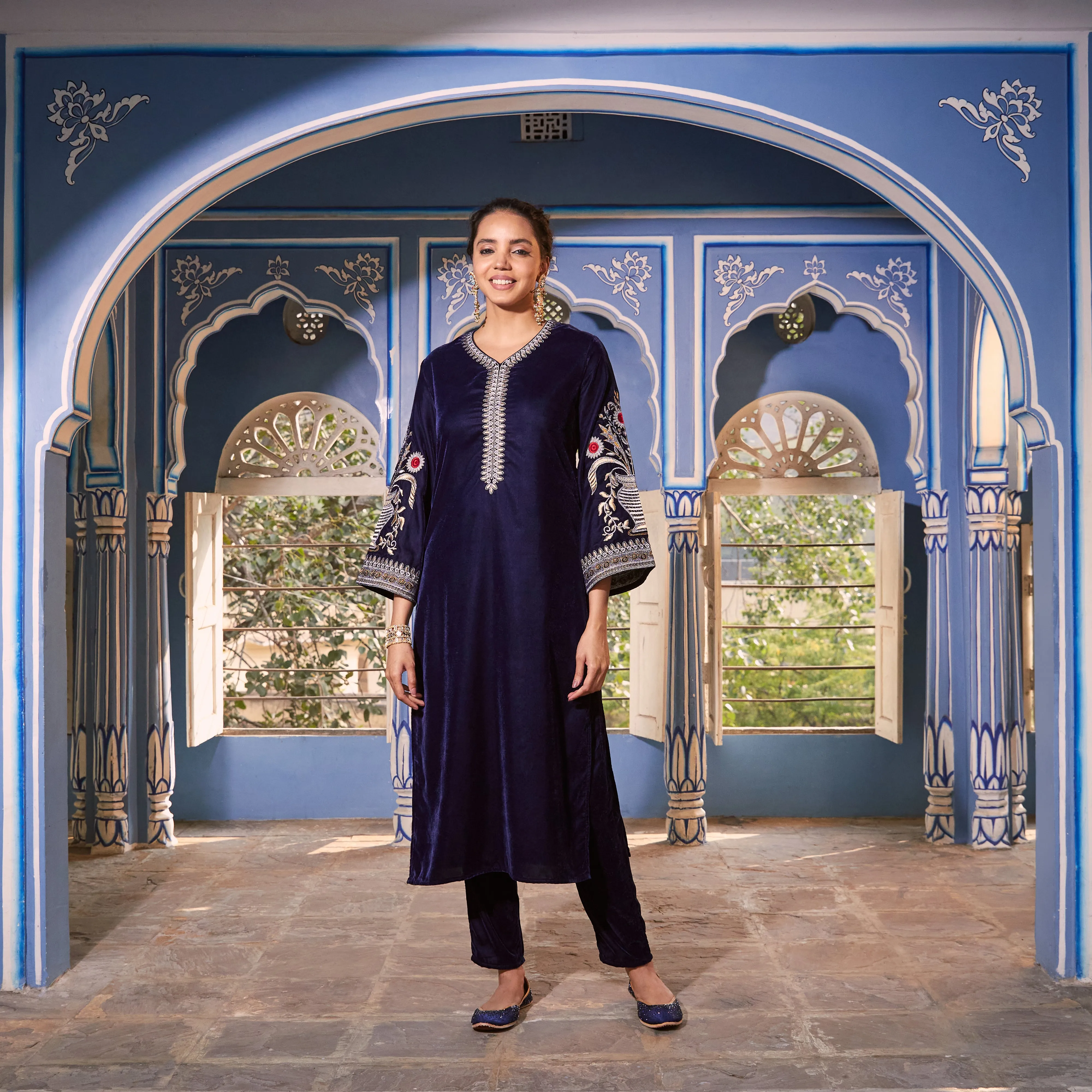 Blue Velvet Zari Embroidered Straight Kurta