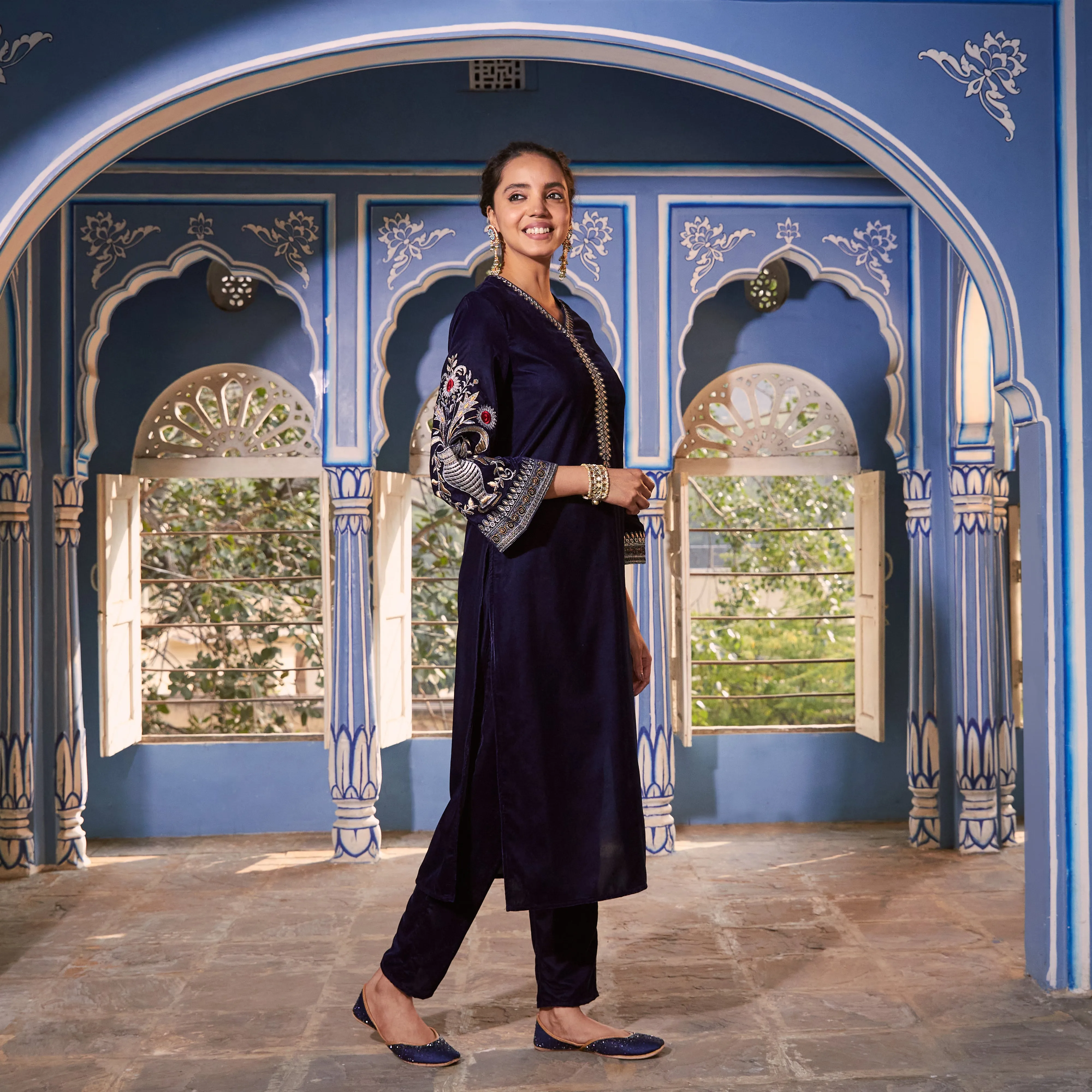 Blue Velvet Zari Embroidered Straight Kurta