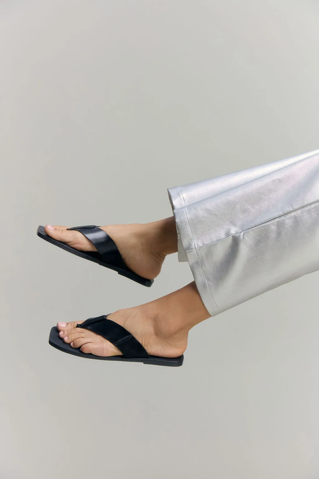 Hannah Thong Black