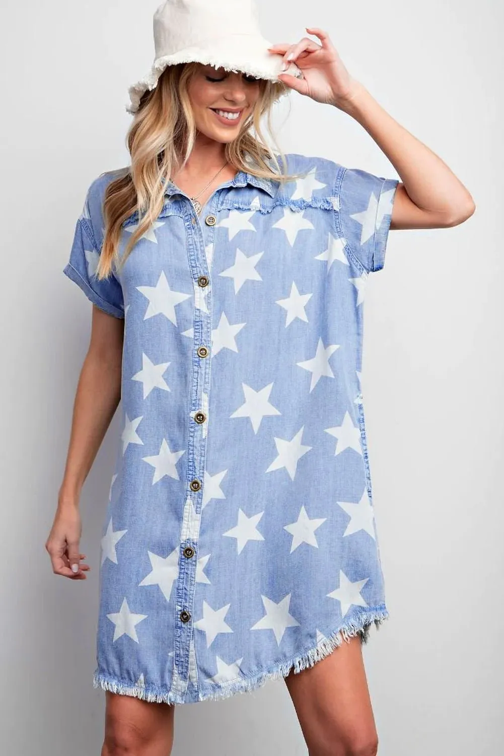 Hemelsblauwe denimjurk met kraag, korte mouwen en gerafelde zoom