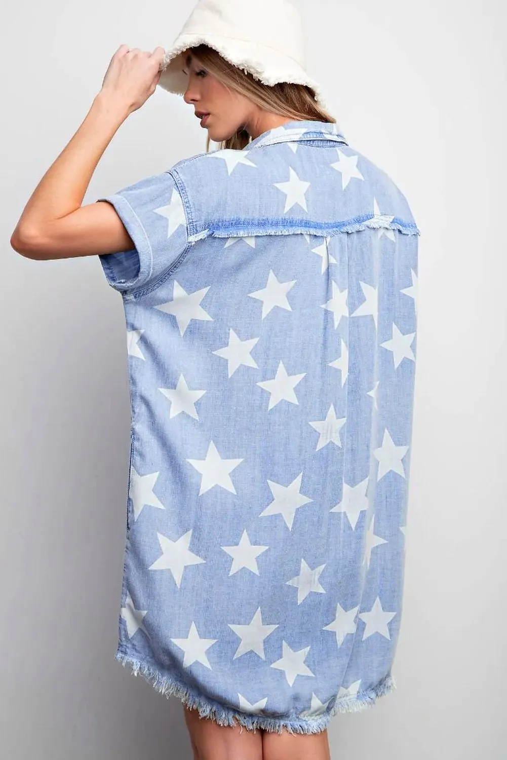 Hemelsblauwe denimjurk met kraag, korte mouwen en gerafelde zoom