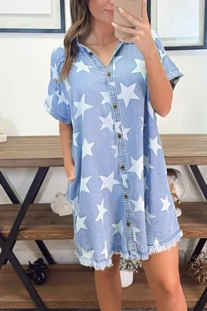 Hemelsblauwe denimjurk met kraag, korte mouwen en gerafelde zoom